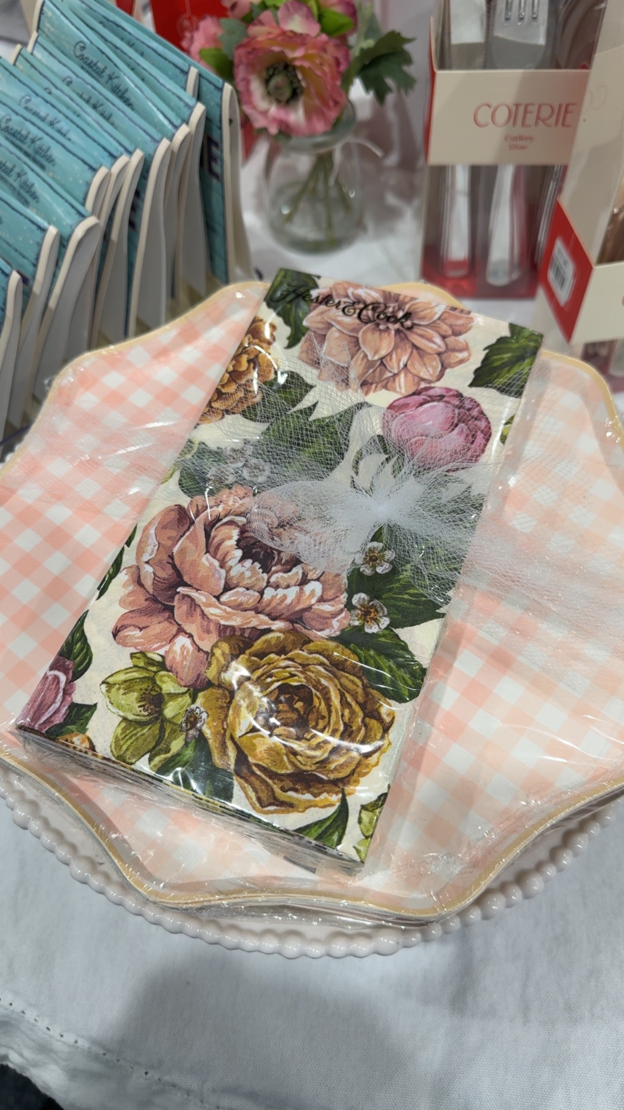 Gingham Dinner Plates with Guest Napkins