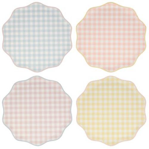 Gingham Dinner Plates with Guest Napkins